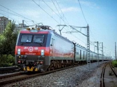 ​由深圳东开往兰州方向的K131 次列车，已经开始检票了，3站台上车