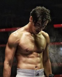 ​出道18年籍籍无名，父亲曾是央视名嘴，他却因单身和肌肉惨遭非议