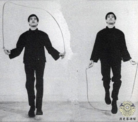 一组李小龙的珍贵训练照：背部肌肉夸张，图九或许是其猝死的原因