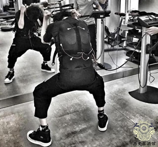 一组李小龙的珍贵训练照：背部肌肉夸张，图九或许是其猝死的原因