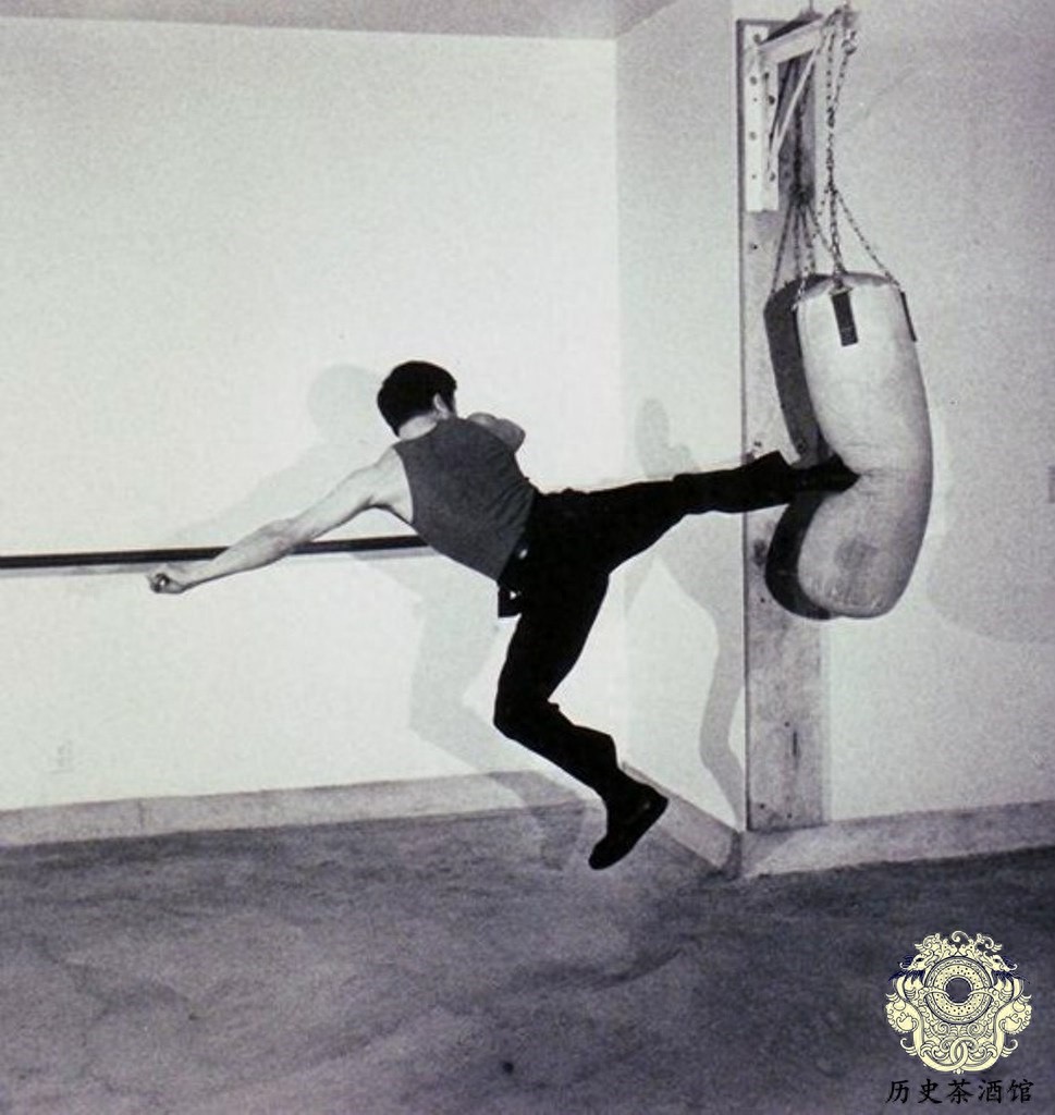一组李小龙的珍贵训练照：背部肌肉夸张，图九或许是其猝死的原因