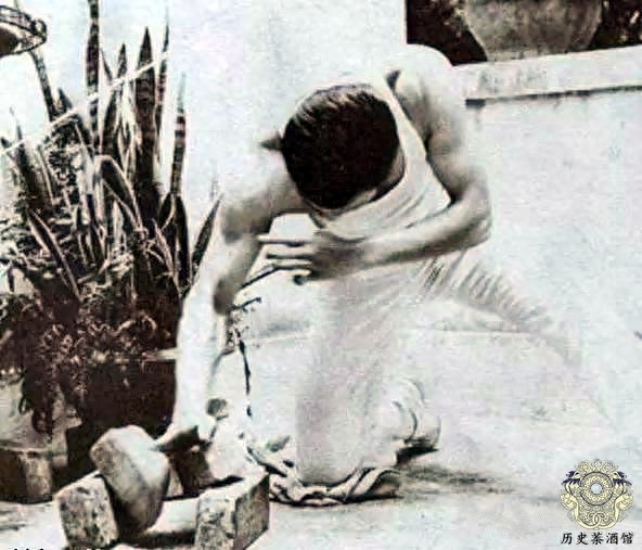 一组李小龙的珍贵训练照：背部肌肉夸张，图九或许是其猝死的原因