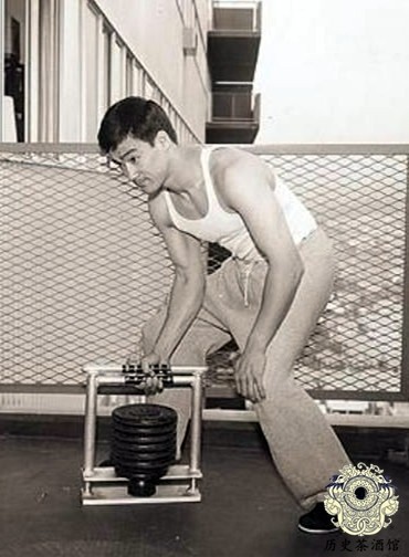 一组李小龙的珍贵训练照：背部肌肉夸张，图九或许是其猝死的原因