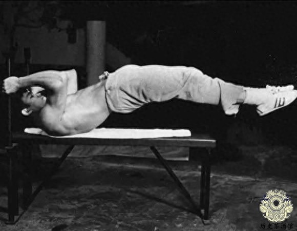 一组李小龙的珍贵训练照：背部肌肉夸张，图九或许是其猝死的原因