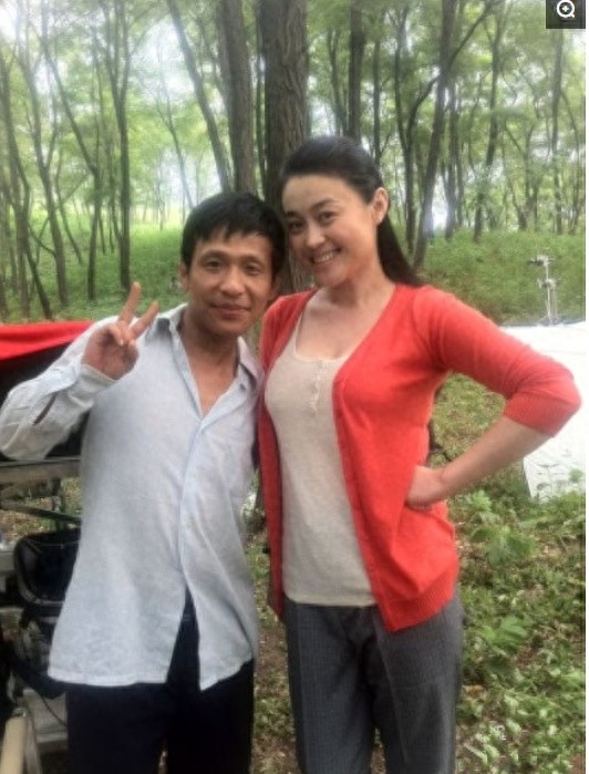 一组图片告诉你，虽然宋小宝又黑又丑，但女人缘真不差