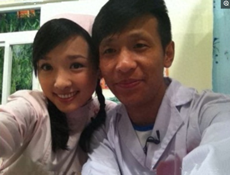 一组图片告诉你，虽然宋小宝又黑又丑，但女人缘真不差