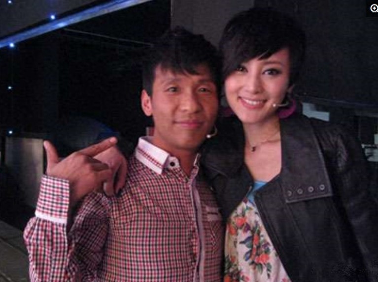 一组图片告诉你，虽然宋小宝又黑又丑，但女人缘真不差