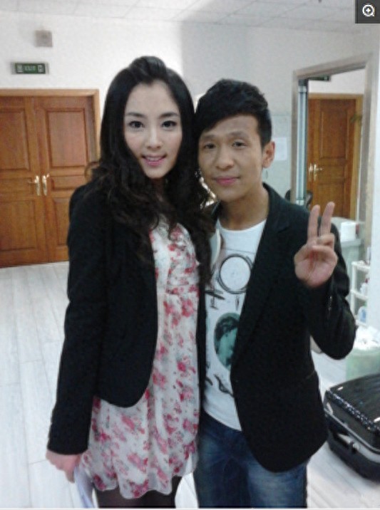 一组图片告诉你，虽然宋小宝又黑又丑，但女人缘真不差