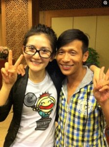 ​一组图片告诉你，虽然宋小宝又黑又丑，但女人缘真不差