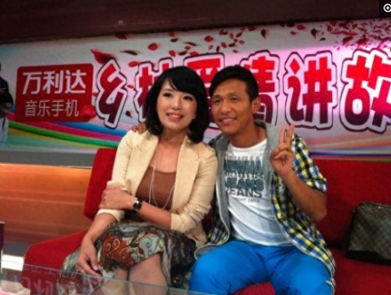 一组图片告诉你，虽然宋小宝又黑又丑，但女人缘真不差