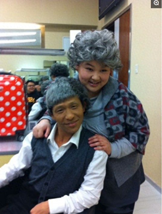 一组图片告诉你，虽然宋小宝又黑又丑，但女人缘真不差