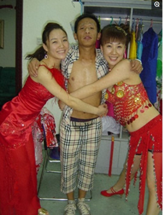 一组图片告诉你，虽然宋小宝又黑又丑，但女人缘真不差