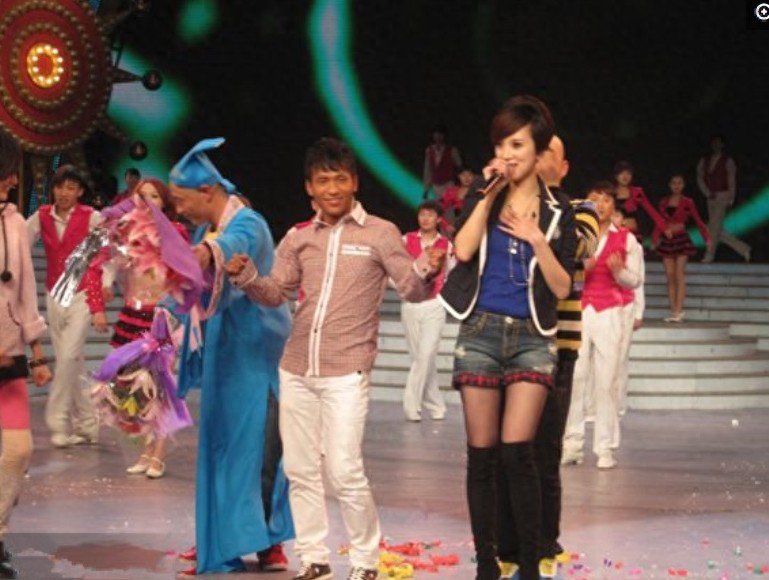 一组图片告诉你，虽然宋小宝又黑又丑，但女人缘真不差