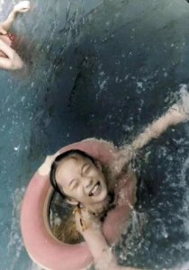 ​霍思燕的童年照也太萌了吧！而应采儿小时候超级像Angelababy