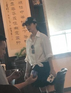 ​范冰冰瘦成皮包骨了？穿短裙大腿小腿一样粗，可再没了范爷气场