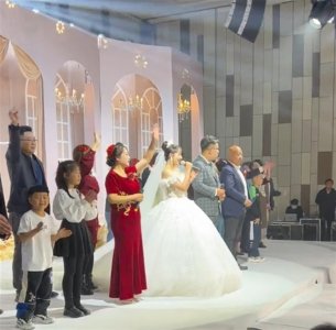 ​婚礼现场家属登台合唱《相亲相爱一家人》，氛围感拉满