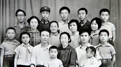 ​成都一保姆照顾雇主全家44年，79岁退休，雇主儿女把她当亲妈养