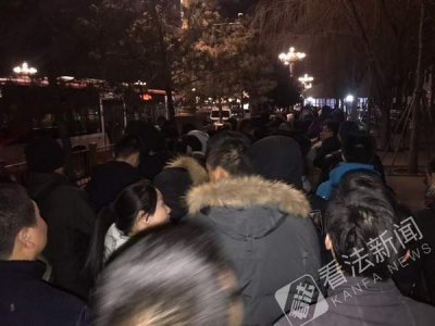 ​2018首次升旗 凌晨两点天安门排百米长队