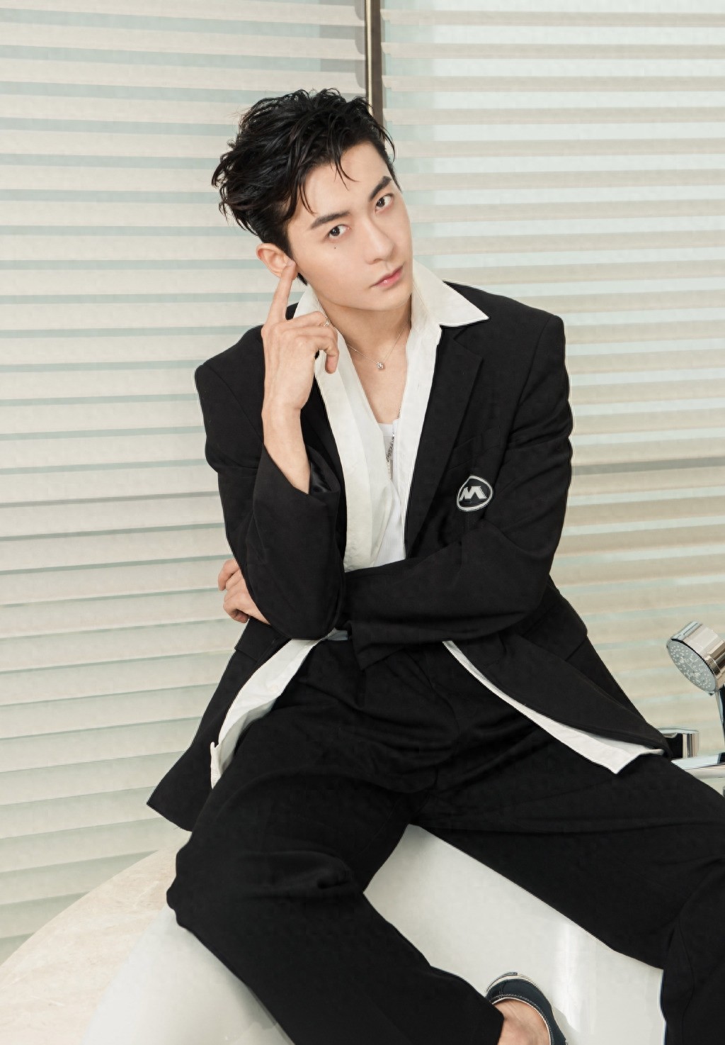 赵志伟潇洒帅气西装时尚写真图片