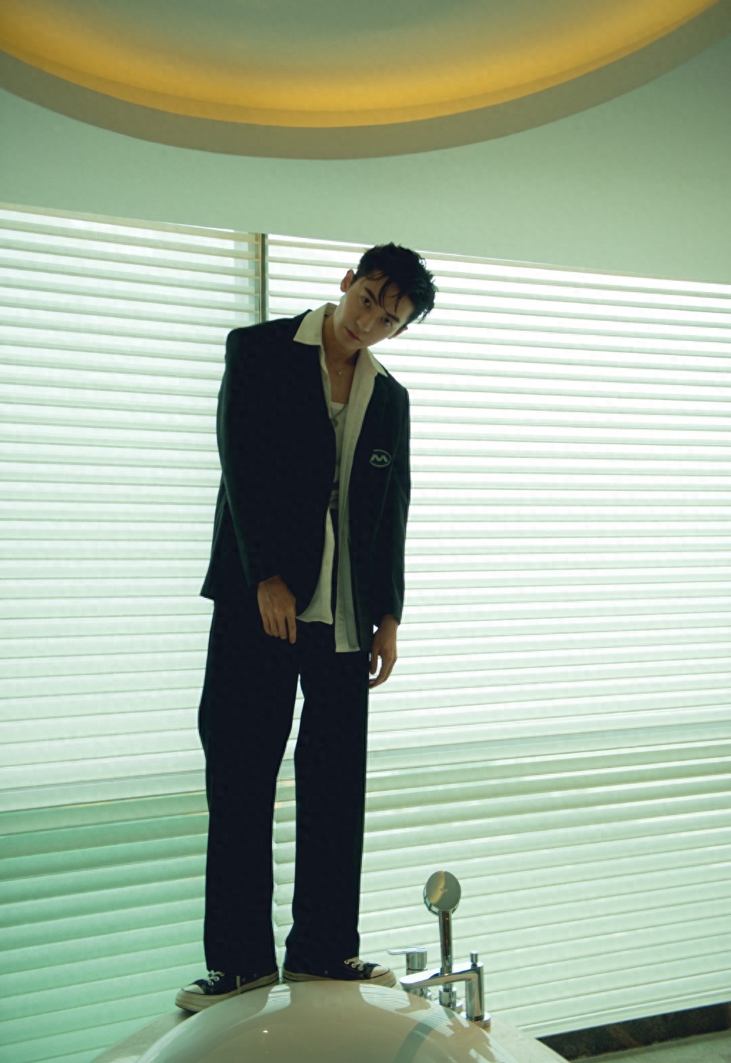 赵志伟潇洒帅气西装时尚写真图片