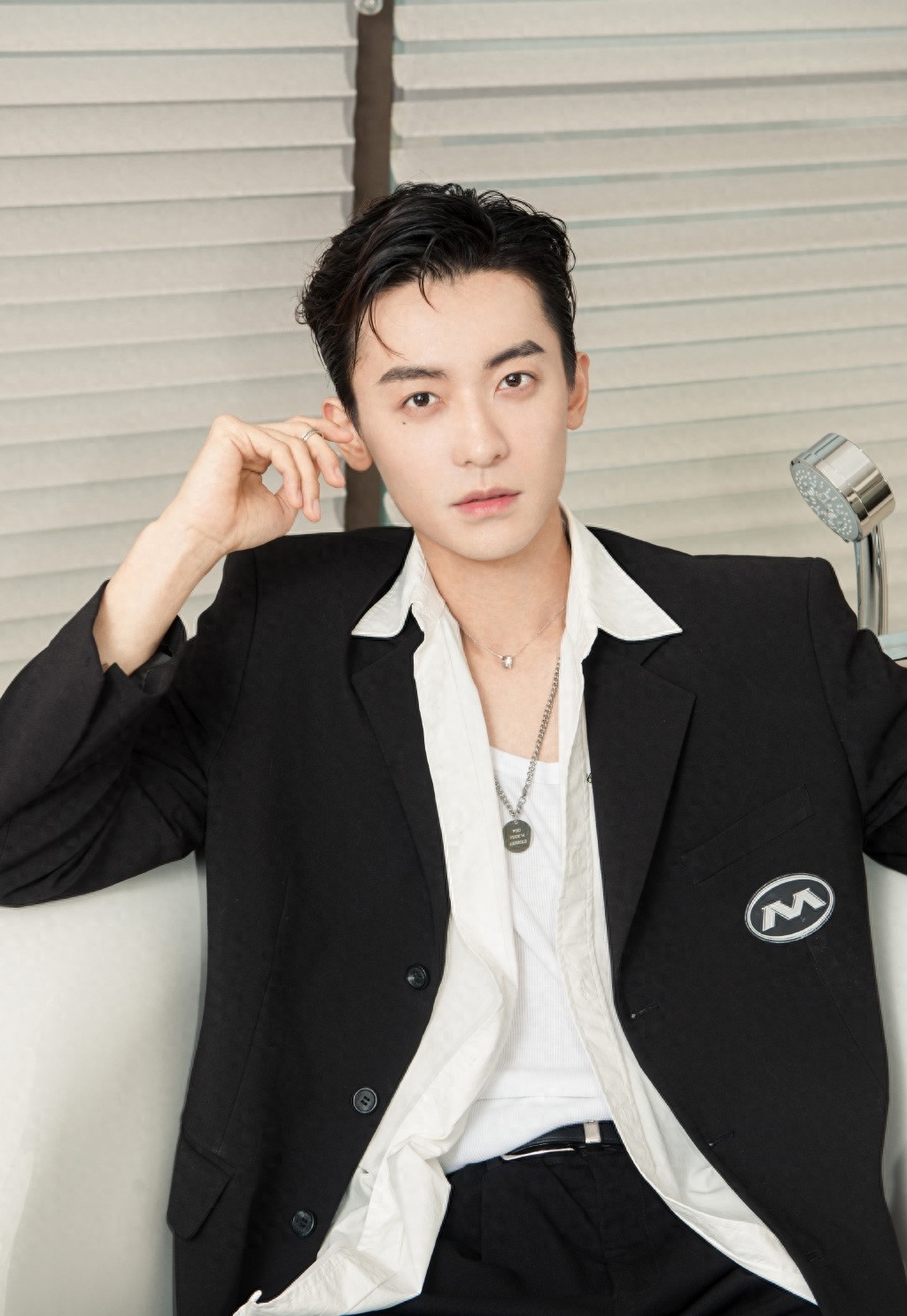 赵志伟潇洒帅气西装时尚写真图片