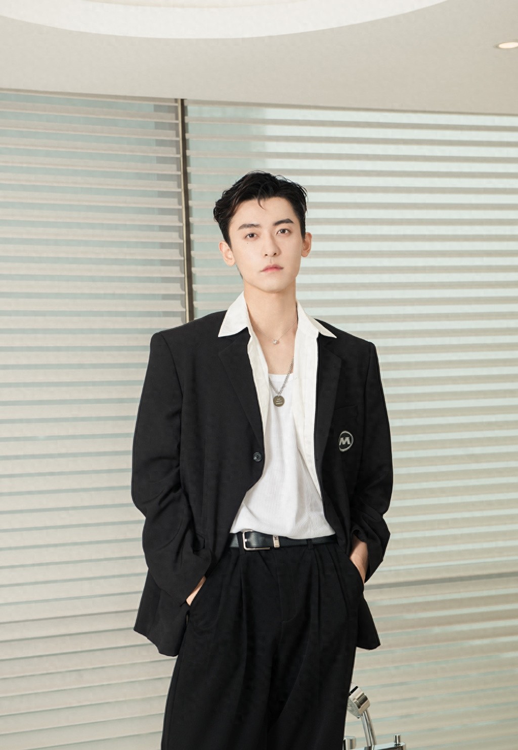 赵志伟潇洒帅气西装时尚写真图片