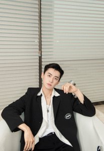 ​赵志伟潇洒帅气西装时尚写真图片