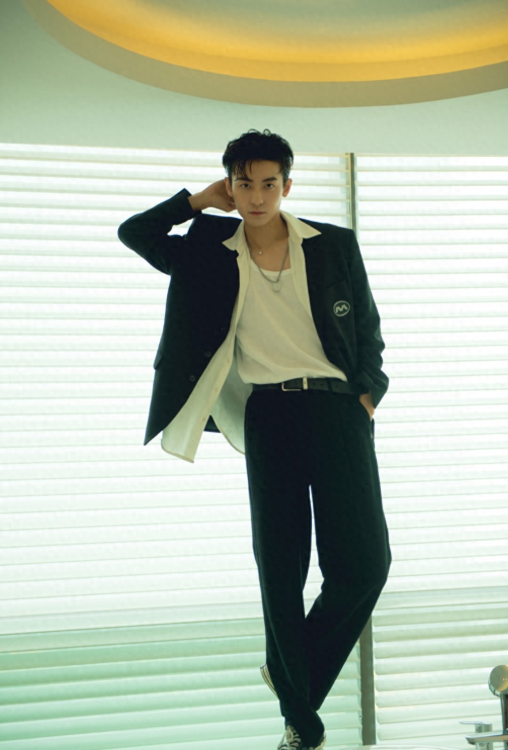 赵志伟潇洒帅气西装时尚写真图片