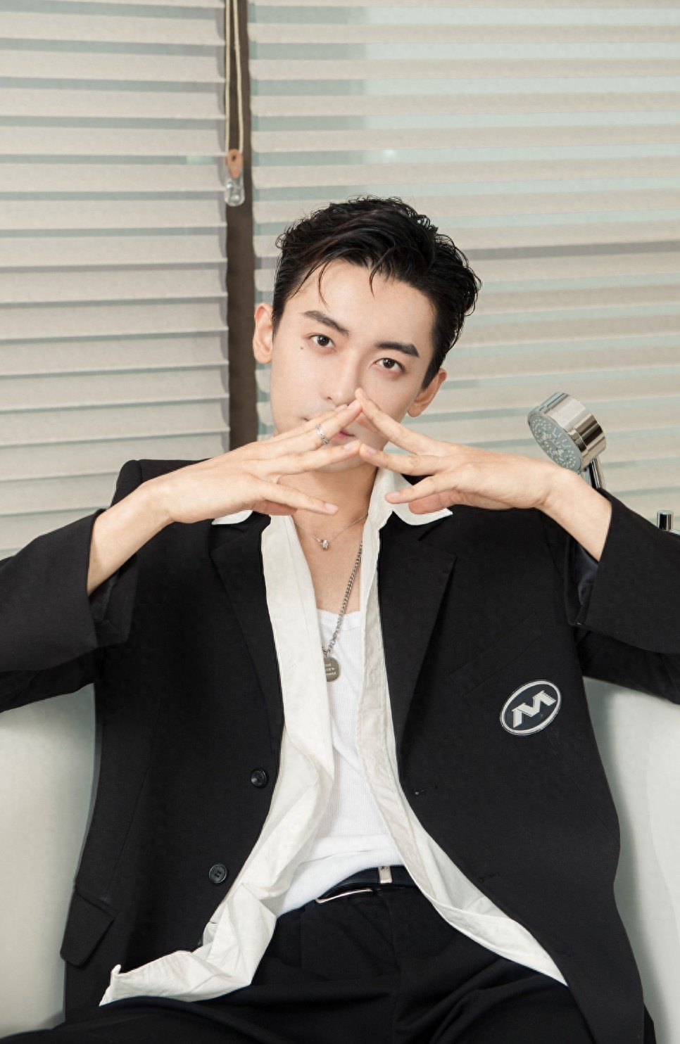 赵志伟潇洒帅气西装时尚写真图片