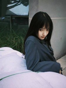 ​卜冠今拍纯欲风写真大眼清澈 自揪秀发鬼马精灵