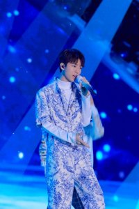 ​TFBOYS王源王俊凯易烊千玺三人穿西装同框合照，王俊凯的身高赢了