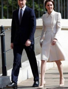 ​凯特王妃又换新造型，米色收腰大衣减龄又显瘦，穿出高级气质！